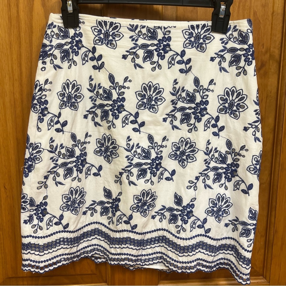 NWOT Loft Skirt, White with Blue Flower Embroidery, Size 00P